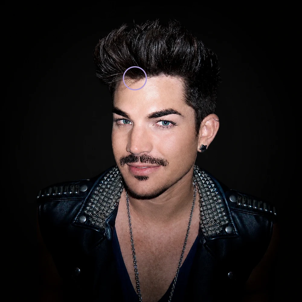 Adam Lambert con el pico de viuda señalado