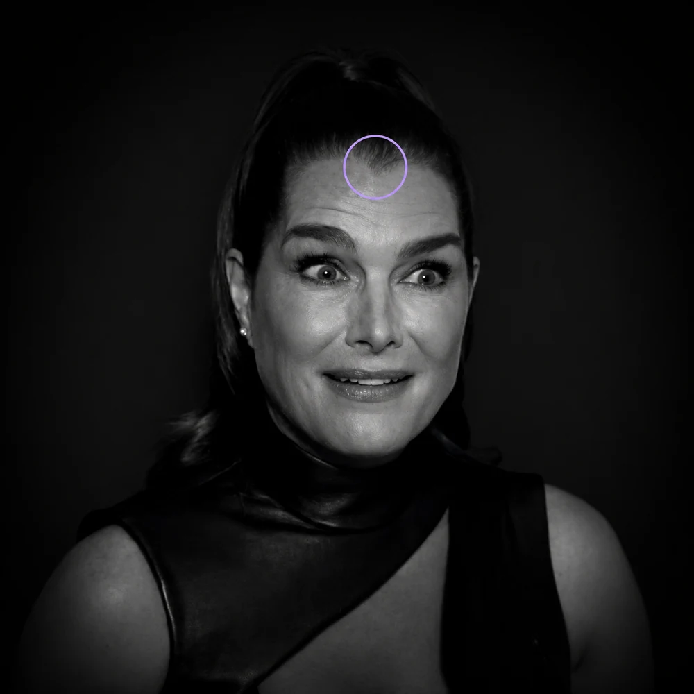 Brooke Shields con el pico de viuda señalado