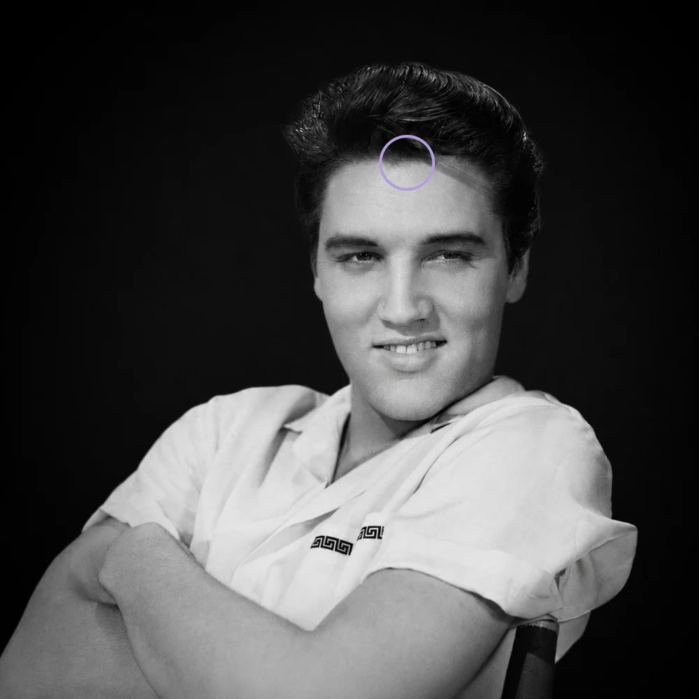 Elvis Presley con el pico de viuda señalado