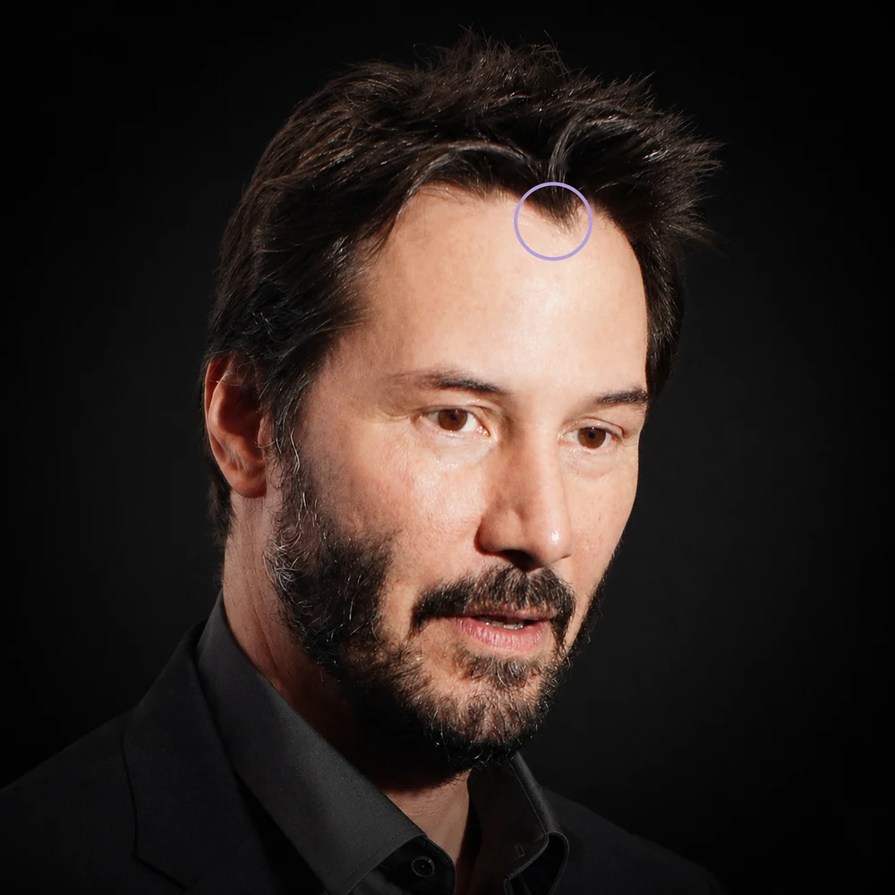 Keanu Reeves con el pico de viuda señalado