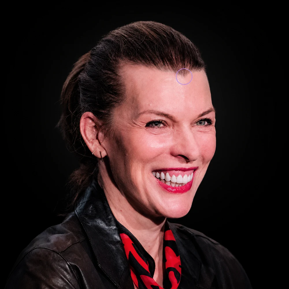 Milla Jovovich con el pico de viuda señalado