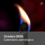 Cerilla encendida con la llama azul y naranja sobre un fondo rojo oscuro; en la franja inferior, la misma imagen invertida en blanco y negro.