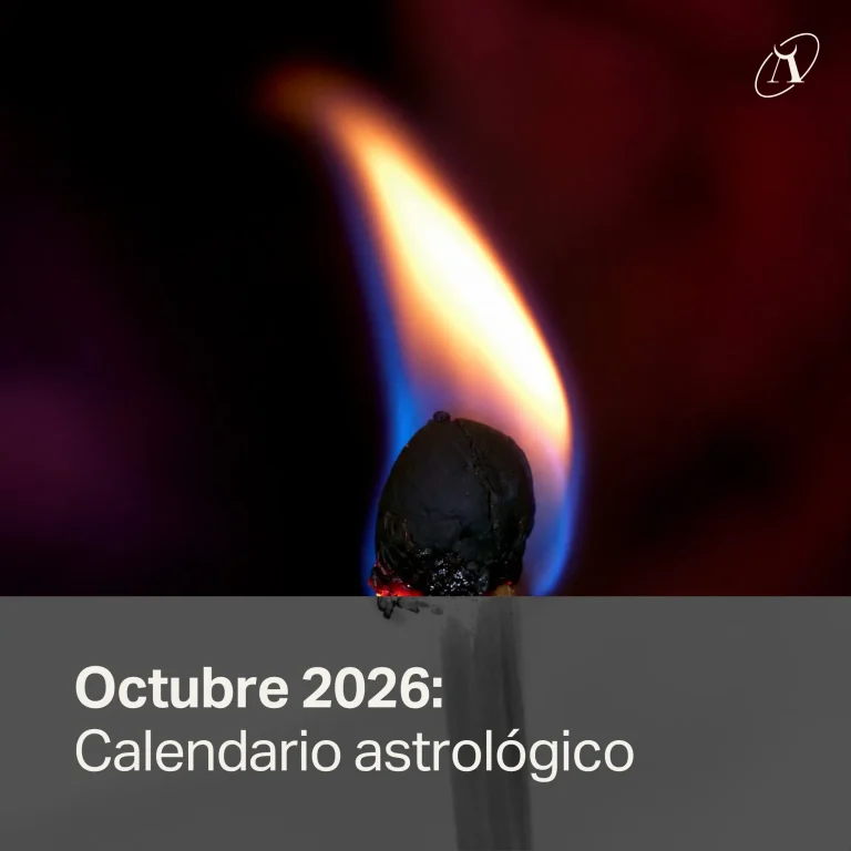 Cerilla encendida con la llama azul y naranja sobre un fondo rojo oscuro; en la franja inferior, la misma imagen invertida en blanco y negro.