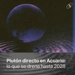 Plutón oscuro emergiendo de un agua negra con ondas y luz lila: Plutón directo en Acuario, lo que se drena hasta 2028